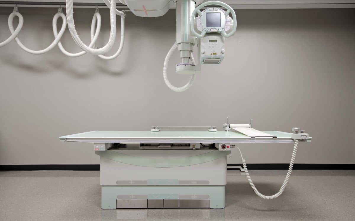 A medical room with a x-ray machine.